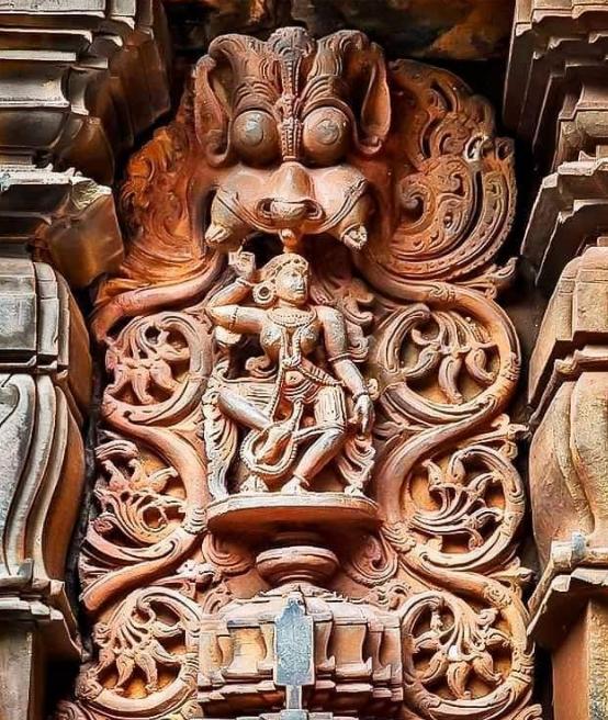 A dancer on the outer wall of Siddeswara Temple - Stumbit Heritage